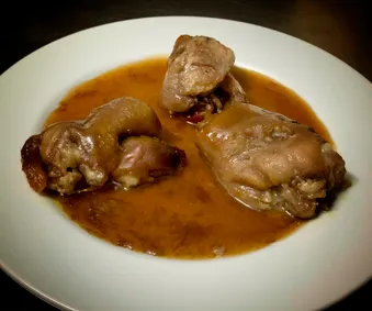 Manitas de cerdo rellenas de foie y jamón ibérico