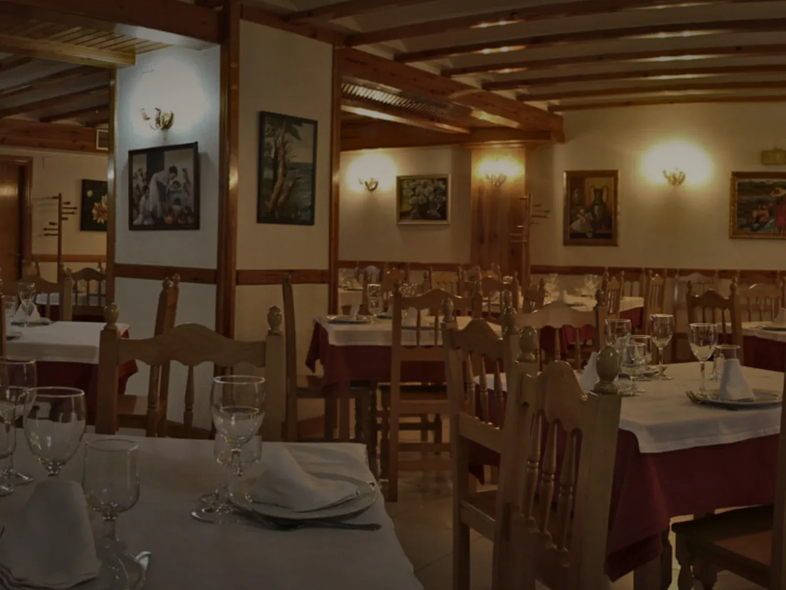 Mesa preparada con los menús del Restaurante Borrasco